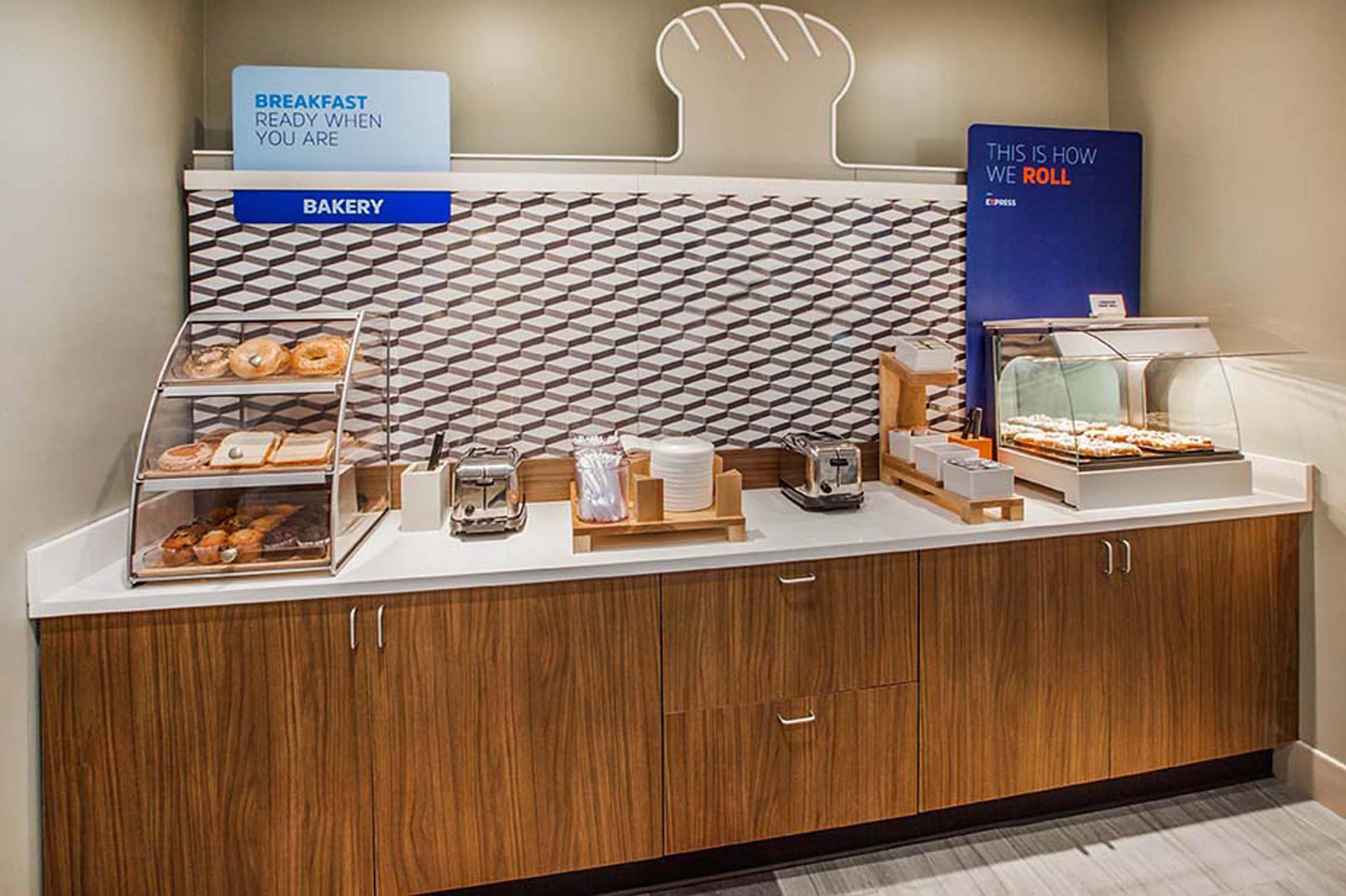 Holiday Inn Express & Suites Fredericksburg By Ihg Exteriör bild