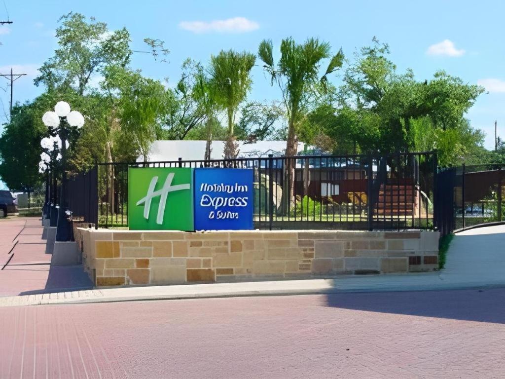 Holiday Inn Express & Suites Fredericksburg By Ihg Exteriör bild