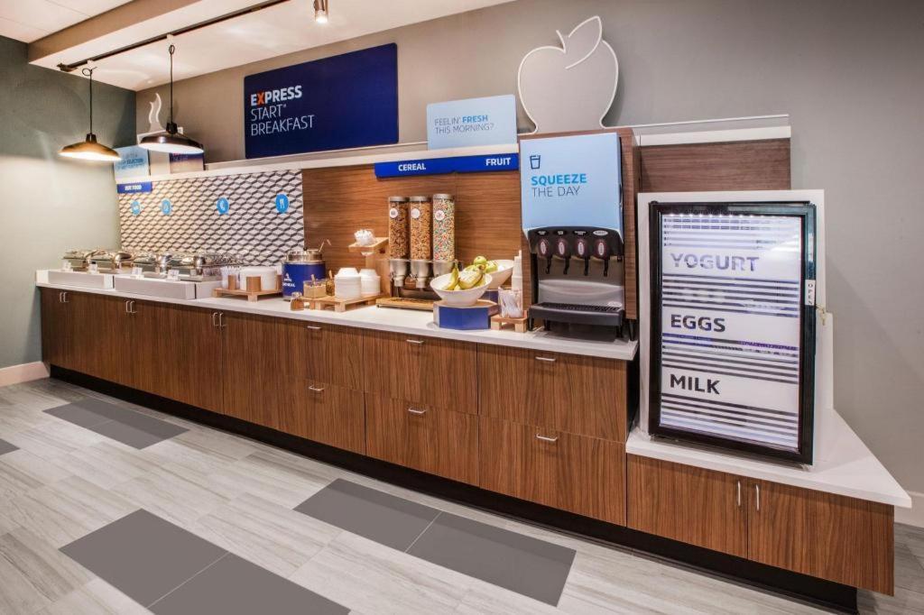 Holiday Inn Express & Suites Fredericksburg By Ihg Exteriör bild