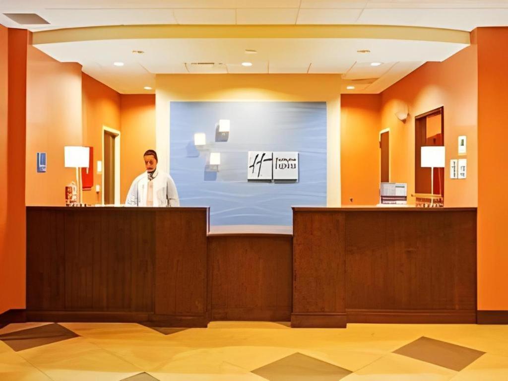 Holiday Inn Express & Suites Fredericksburg By Ihg Exteriör bild