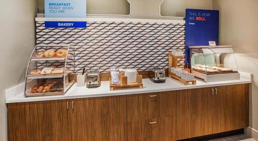 Holiday Inn Express & Suites Fredericksburg By Ihg Exteriör bild