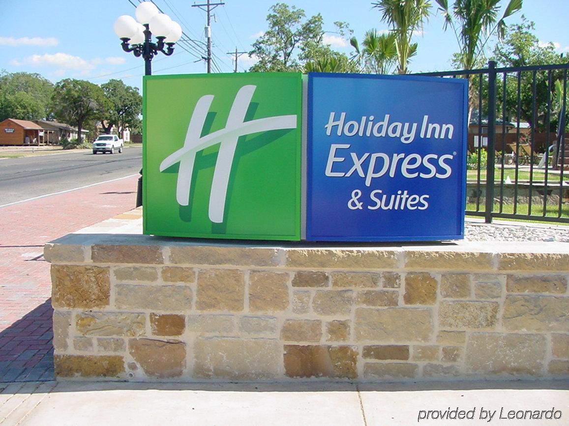 Holiday Inn Express & Suites Fredericksburg By Ihg Exteriör bild
