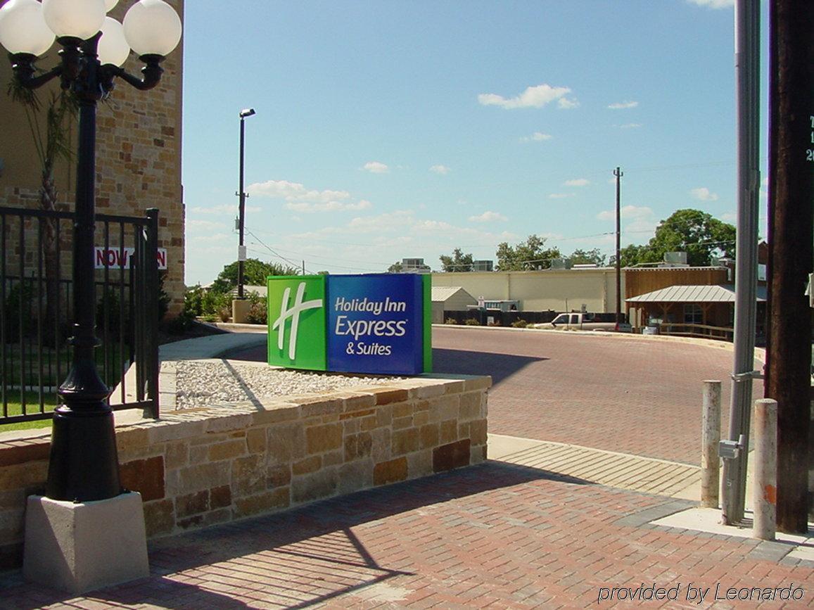 Holiday Inn Express & Suites Fredericksburg By Ihg Exteriör bild