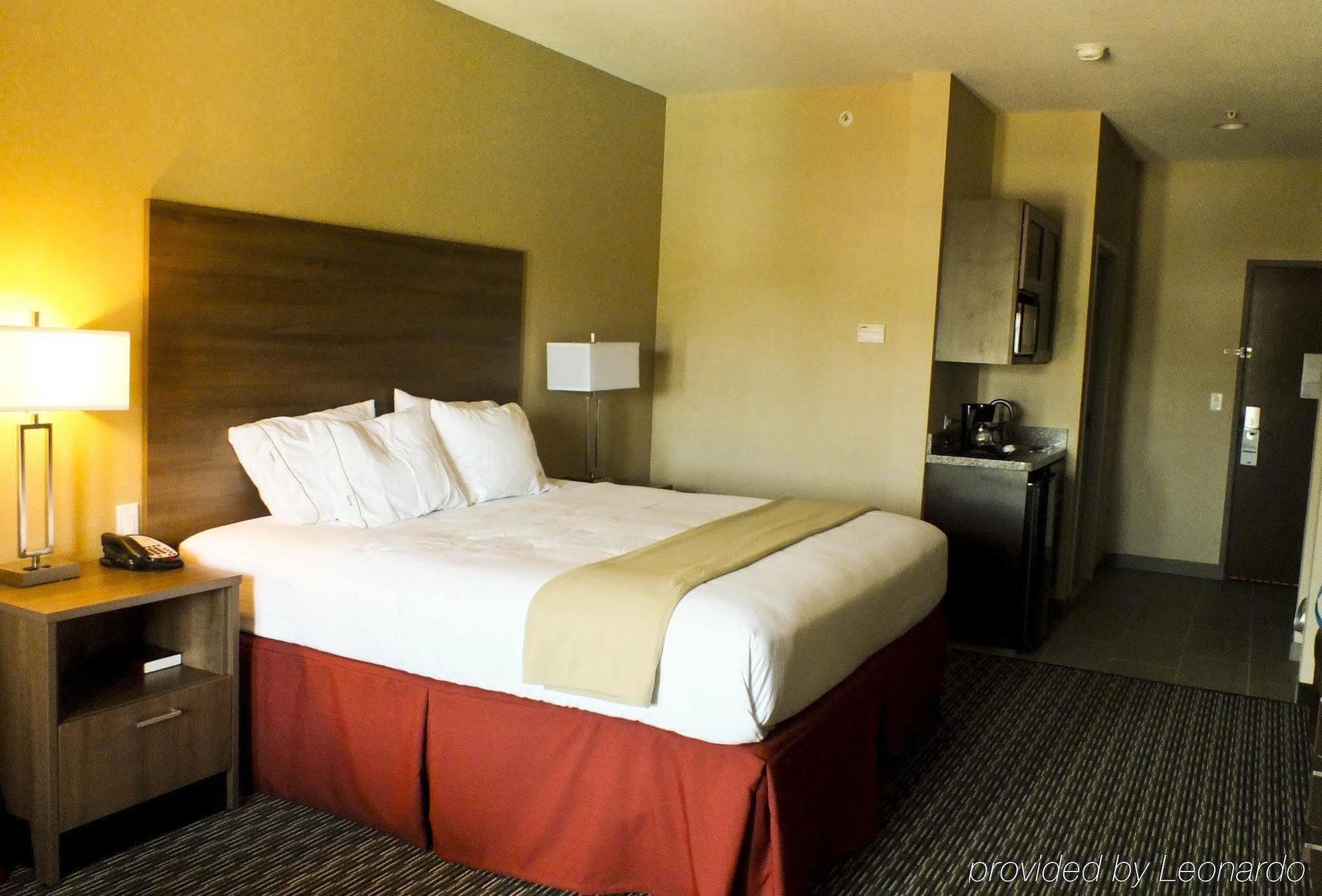 Holiday Inn Express & Suites Fredericksburg By Ihg Rum bild